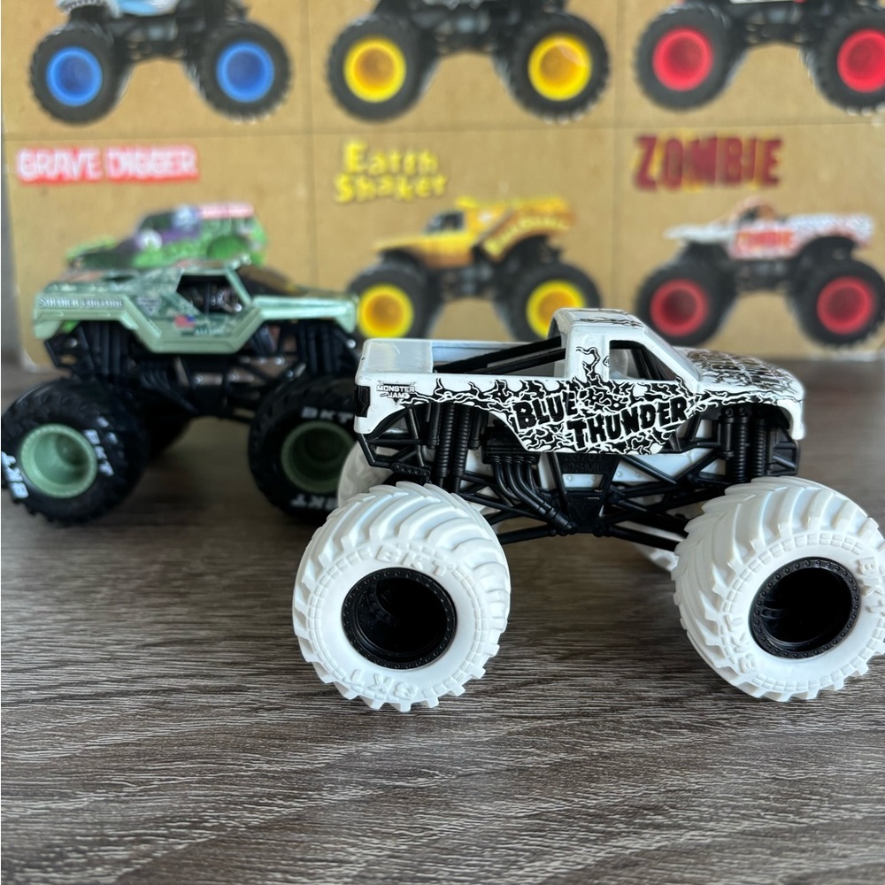 Monster Jam Trucks 1:64 Soldier Fortune and Blue Thunder